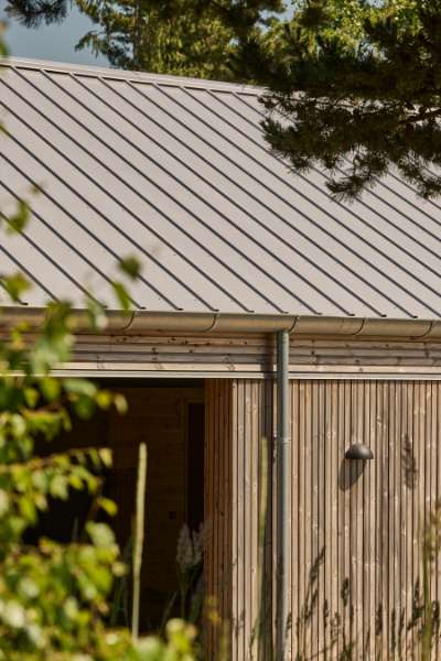 Pandeplader på taget lægger an til sommerhushygge, Torndrupskovvej 3, 9370 Hals